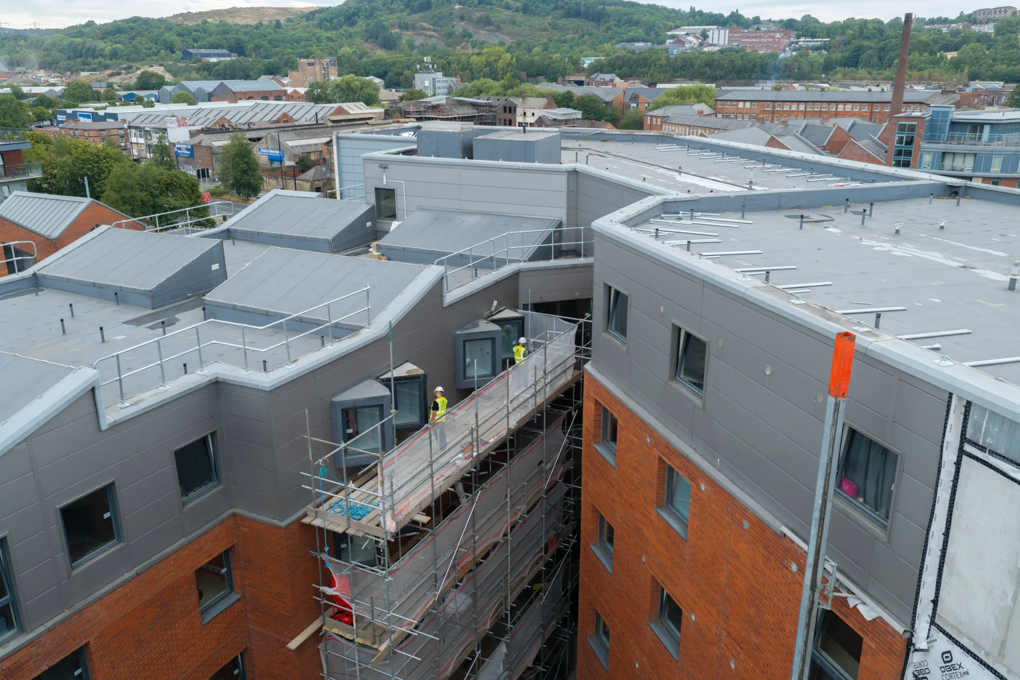 ukr-facades-sheffield-3-sheffield-project-aerial-18 External facade works underway at height on the 80 Hoyle Street residential development in Sheffield