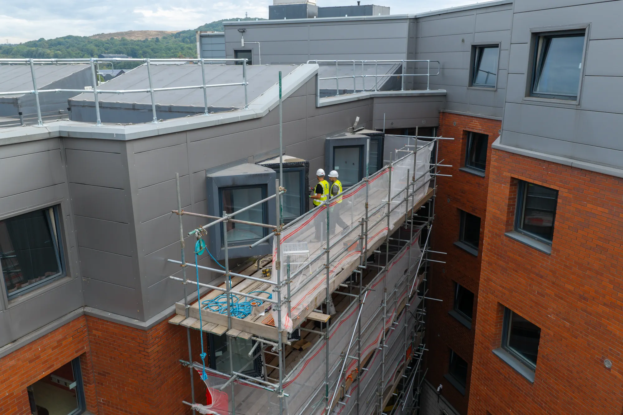 ukr-facades-sheffield-3-sheffield-project-aerial-2 Operatives carrying out external facade works from access equipment on the 80 Hoyle Street residential development in Sheffield