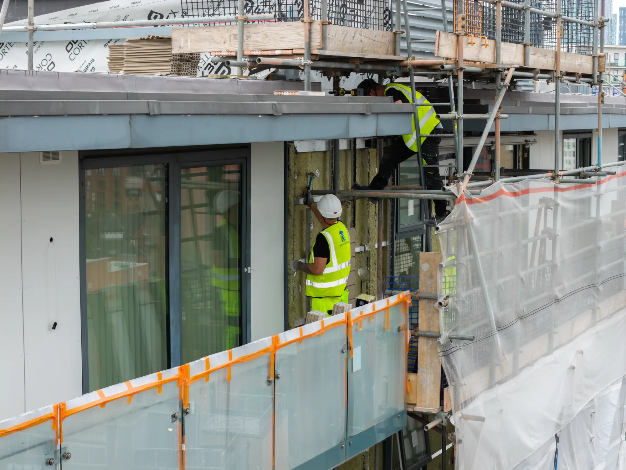 ukr-facades-spectrum-apartments-salford-project-aerial-27 UKR Facades operatives carrying out external facade works around balconies at Spectrum Apartments in Salford