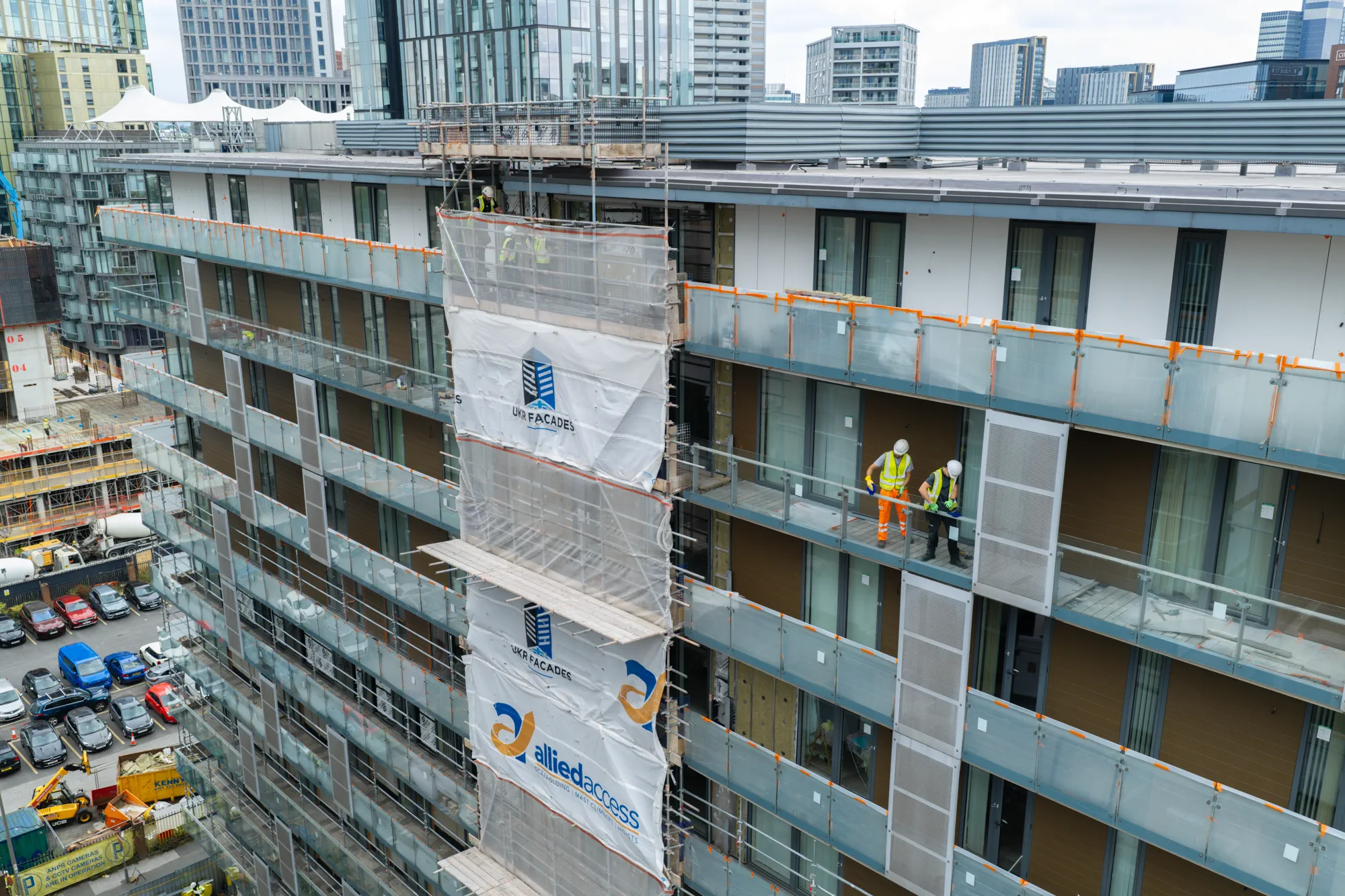 ukr-facades-spectrum-apartments-salford-project-aerial-6 UKR Facades operatives carrying out external works around balconies at Spectrum Apartments in Salford