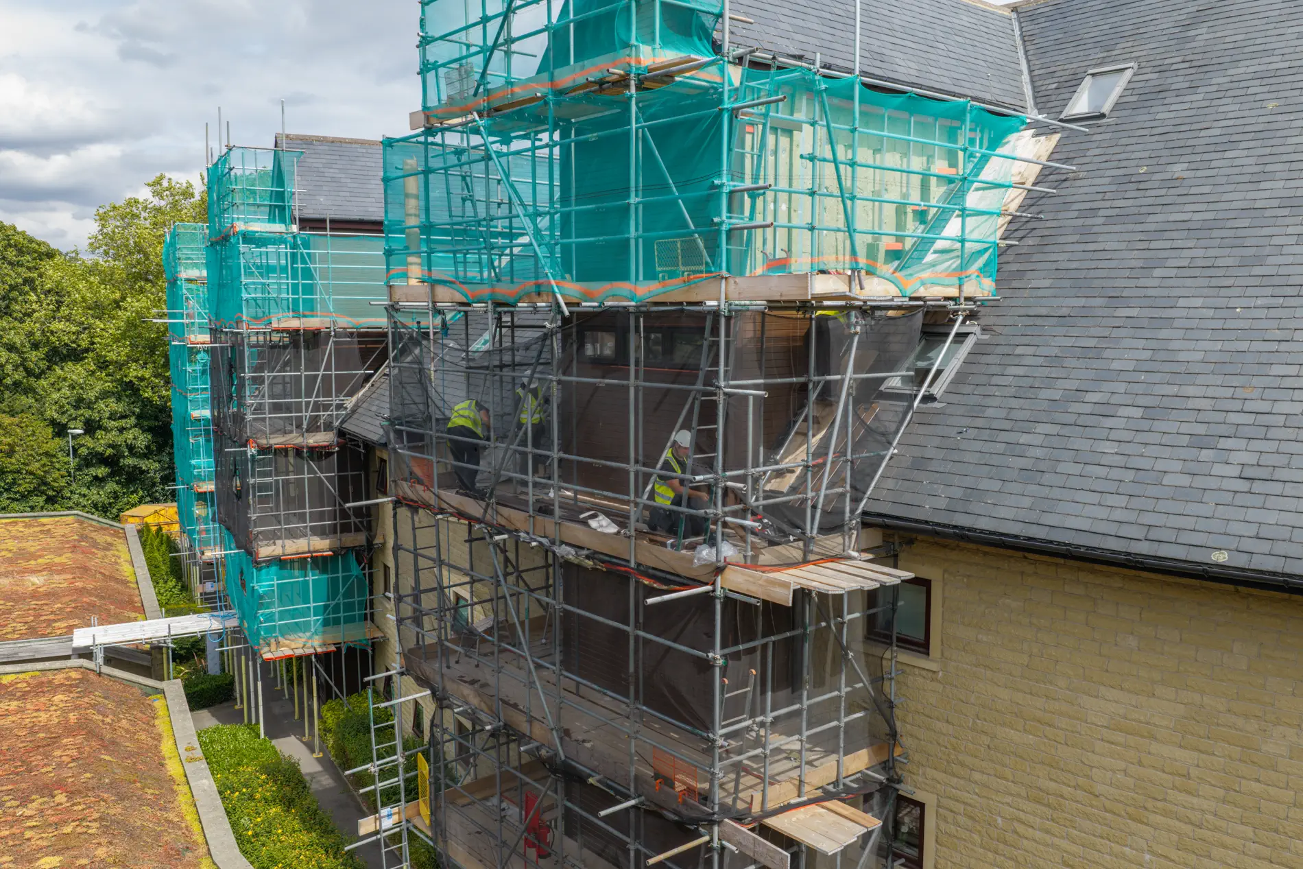 ukr-facades-westwood-gardens-sheffield-project-aerial-13 Scaffolding surrounding the upper facade during external works at Weetwood Gardens in Sheffield