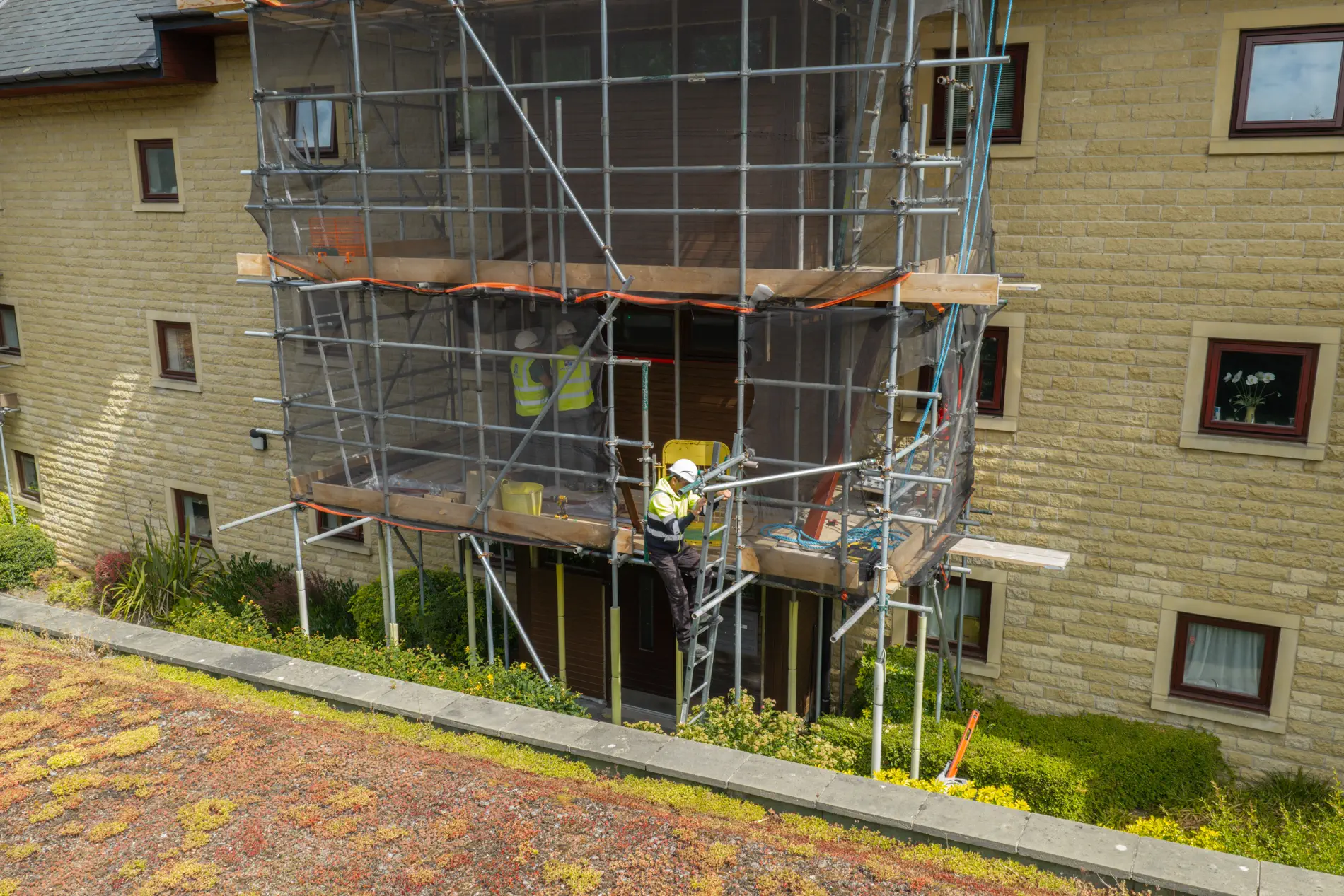 ukr-facades-westwood-gardens-sheffield-project-aerial-16 Close aerial view of scaffolding and external facade works at Weetwood Gardens residential development in Sheffield