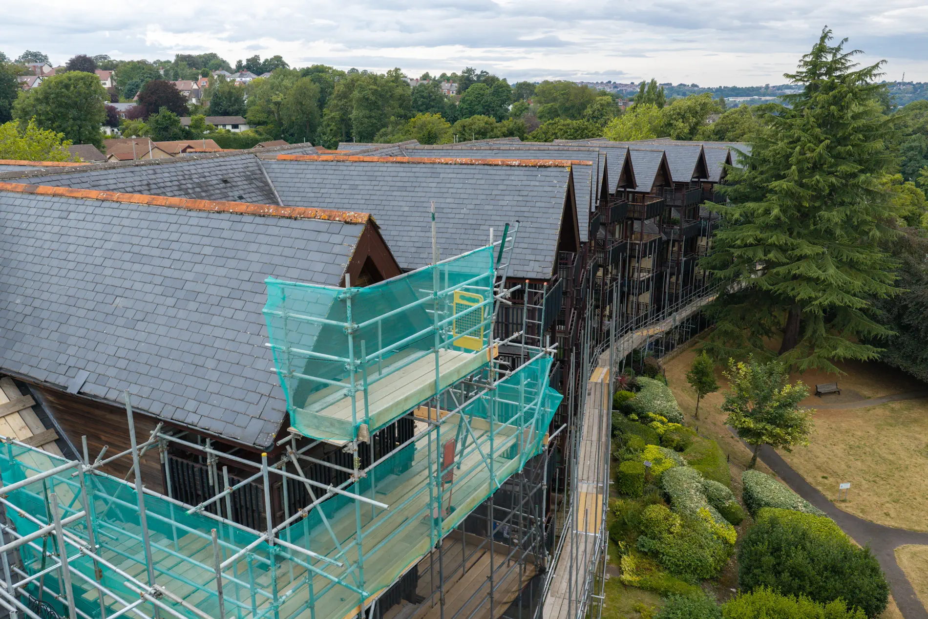 ukr-facades-westwood-gardens-sheffield-project-aerial-5 Elevated view of scaffolding and external works around the upper levels of Weetwood Gardens in Sheffield
